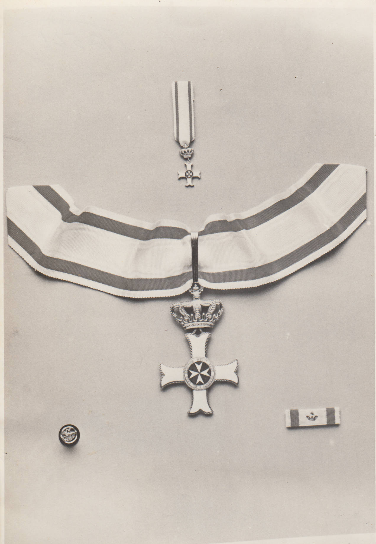 Cruz del Comendador de la orden al Mérito Melitense, entregada a Esusebio L 1987. - Archivo JR