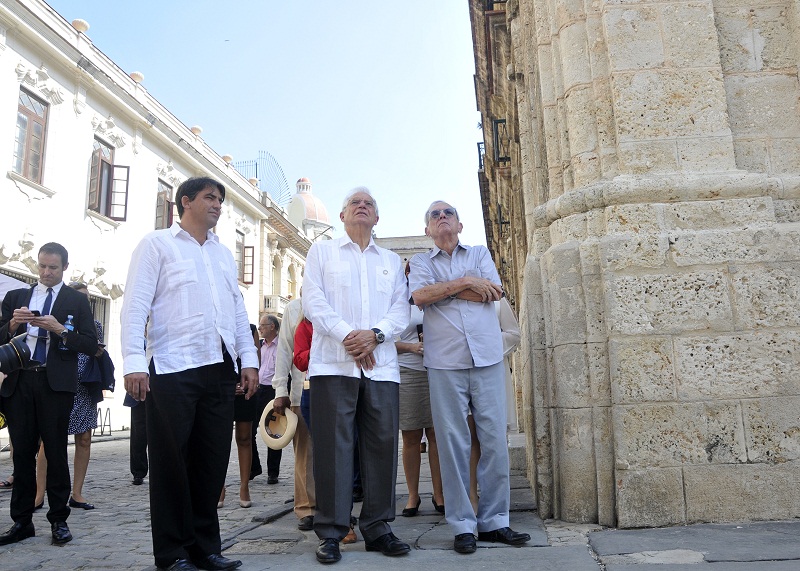 Eusebio Leal en la Plaza de Armas junto al canciller Josep Borrell