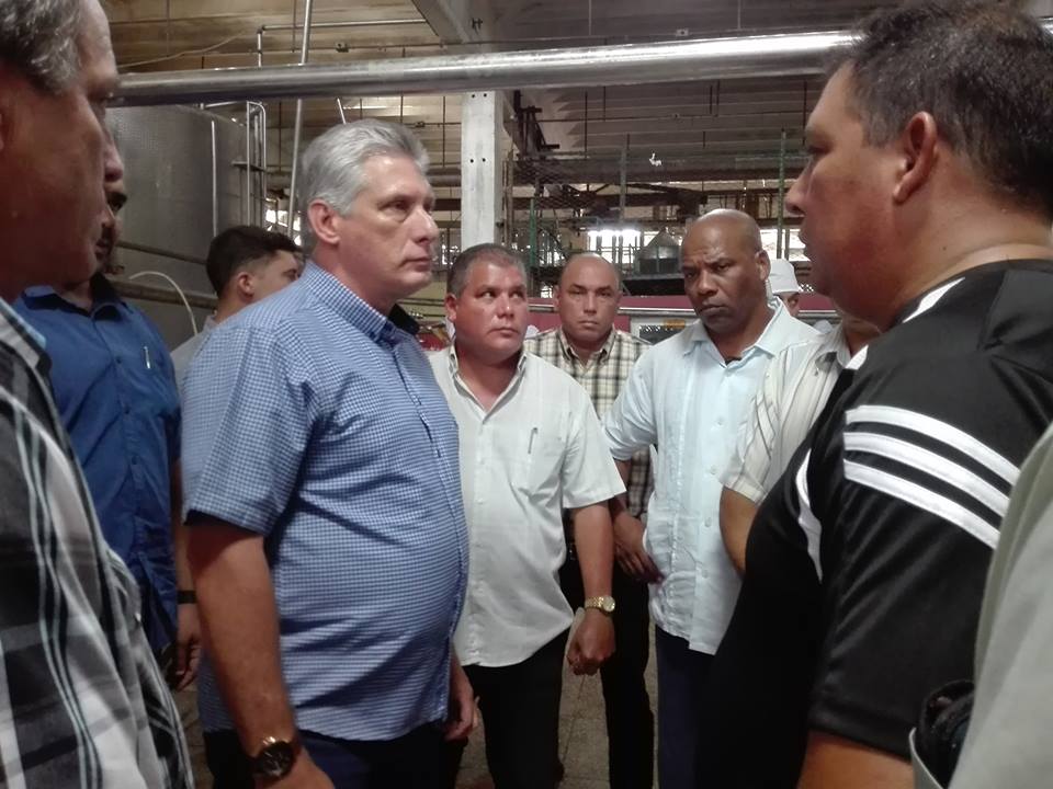 Presidente cubano recorre la Unidad Empresarial de Base Pasteurizadora Santa Clara Foto: Angélica Paredes