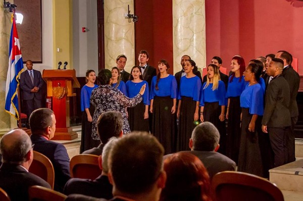 Coro Nacional de Cuba dirigido por la Maestra Digna Guerra