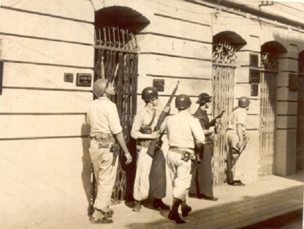 Soldados de la tiranía ocuparon la Catedral de Santiago de Cuba.Foto:Archivo de JR.