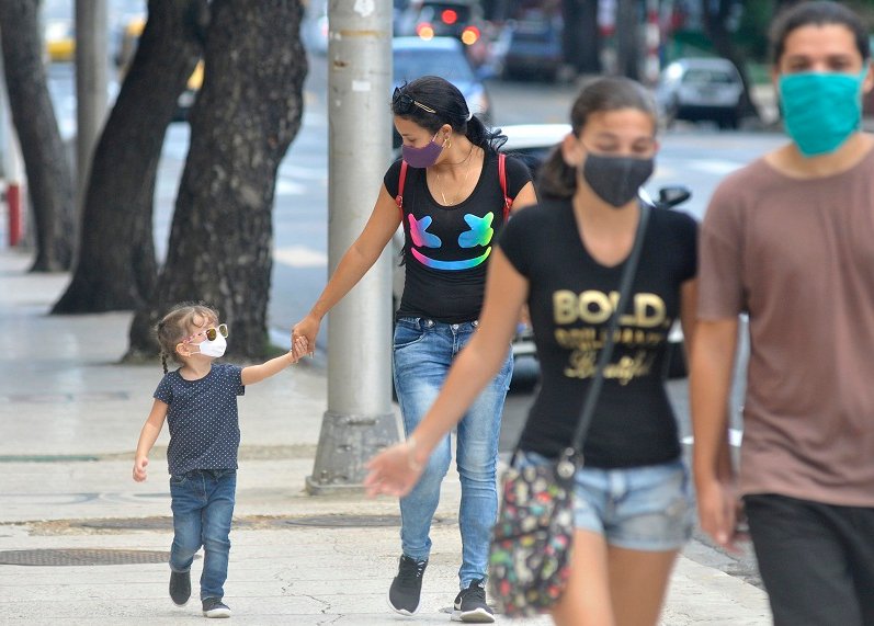  Hasta el presente, la mejor manera de evitar personas enfermas, muertes y la consiguiente aparición de un «virus mutante», sigue siendo esa ineludible disciplina en el cumplimiento de las precauciones para protegerse uno mismo y también a los demás. Autor: Abel Rojas Barallobre 