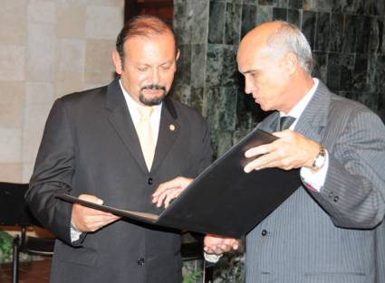 Santiago Laje Choy(右)将Honoris Causa授予建筑师Manuel Sandoval