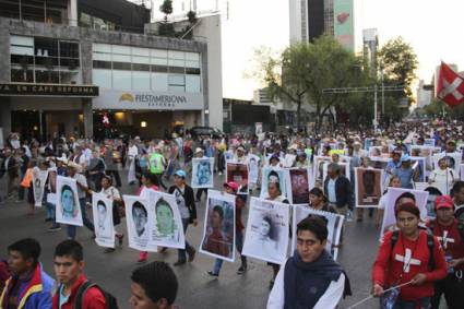 他们从Los Pinos前往Zócalo