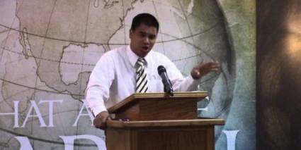 萨克拉门托Verity Baptist教堂的牧师Roger Jimenez对奥兰多大屠杀感到高兴