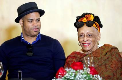 奥马拉·波顿多(Omara Portuondo)在没有最后的告别的情况下踏上了他最后一次伟大的巡演。