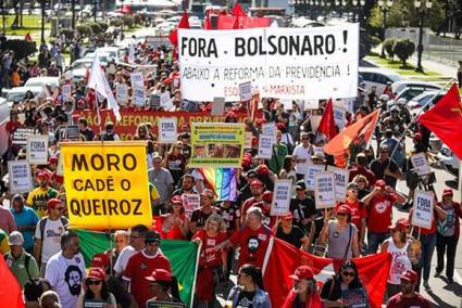 在巴西的总罢工中,有超过4500万工人走上街头