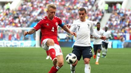 Kjaer(右)和Griezmann