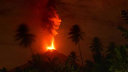 这座火山在两公里以外的地方投下了灰烬