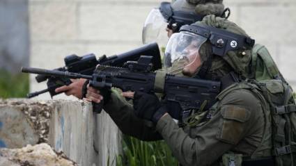Soldados israelies dispararo contra estudiantes palestinos