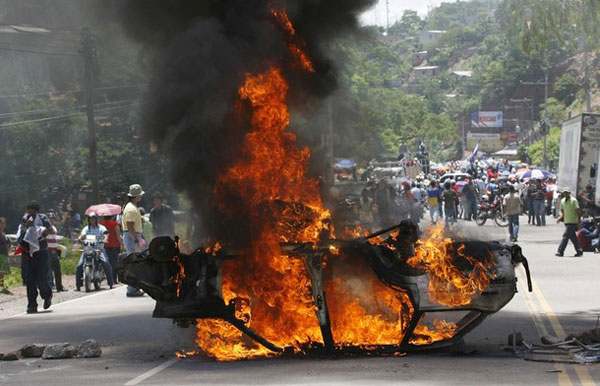 Menifestantes bloquean calles en Honduras