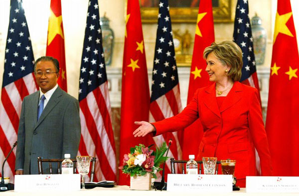 Consejero de China y la señora Clinton