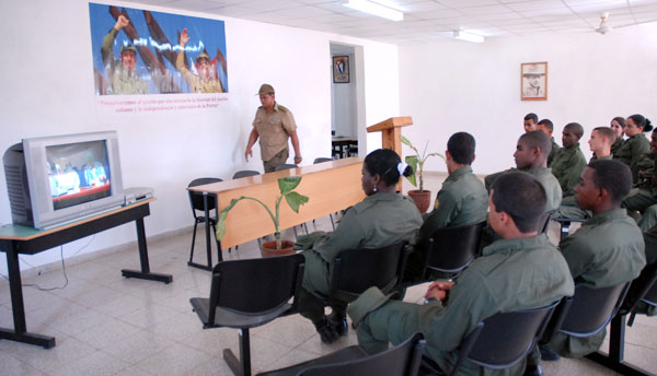 Soldados y sargentos cubanos disfrutan de condiciones de vida antes inimaginables