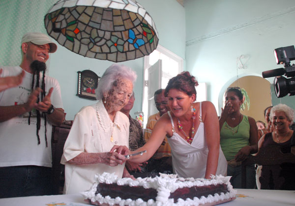 Homenaje a Esther Montes de Oca madre de los Hermanos Saíz