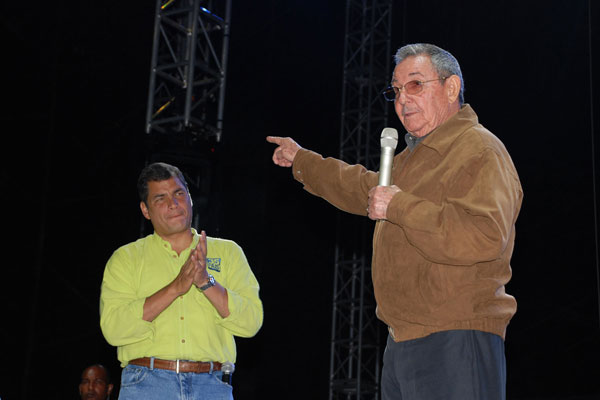 El General de Ejército Raúl Castro Ruz en toma de posesión del Presidente Correa