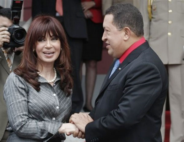 Presidentes de Argentina y Venezuela Cristina Fernández y Hugo Chávez en un encuentro de cooperación