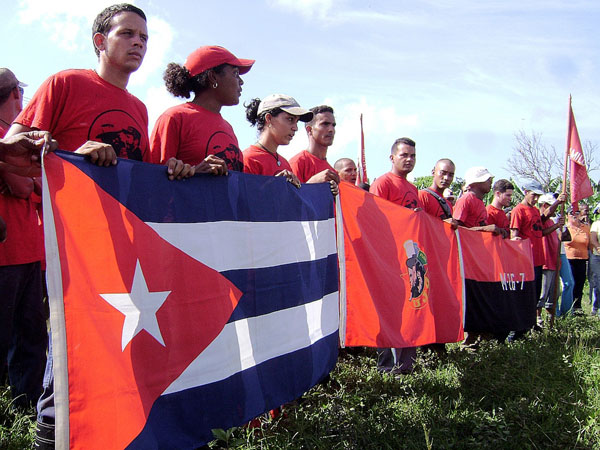 Jóvenes de la columna Aniversario 50 del Triunfo de la Revolución