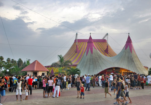 Carpa Trompoloco del Circo Nacional de Cuba