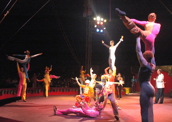 Payasos y Ballet del Circo Nacional de Cuba