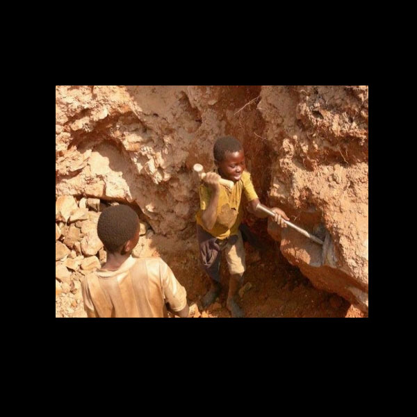 Niños trabajan en minas del Congo