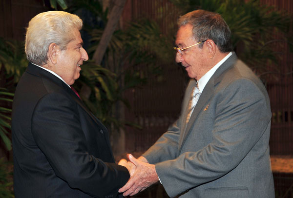 Los mandatarios Raúl Castro Ruz y Demetris Christofias en la ceremonia oficial de recibimiento 