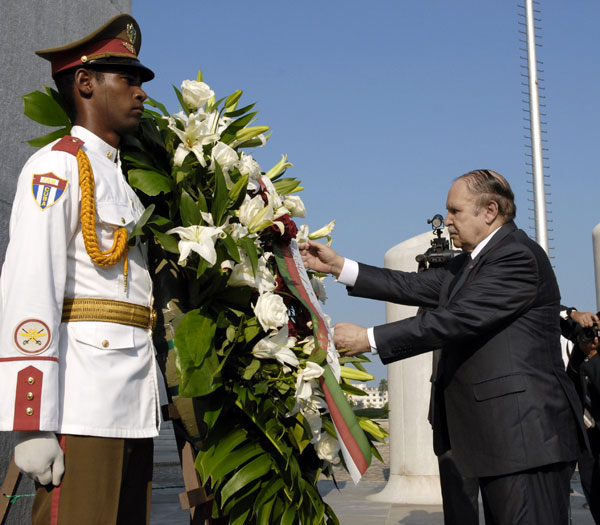 Presidente argelino Abdelaziz Bouteflika rinde homenaje a Martí