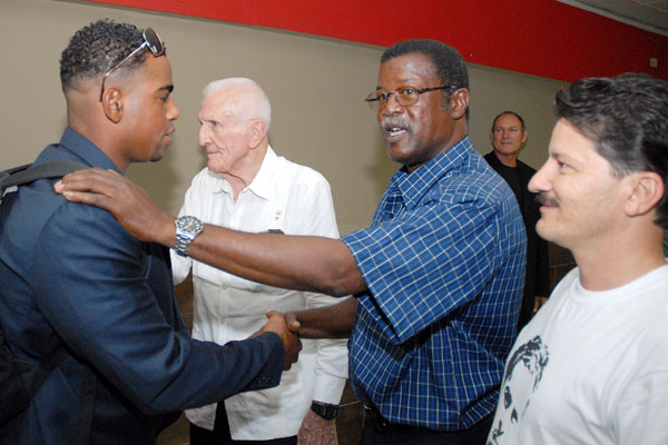 Regresan peloteros cubanos de la Copa del Mundo de béisbol