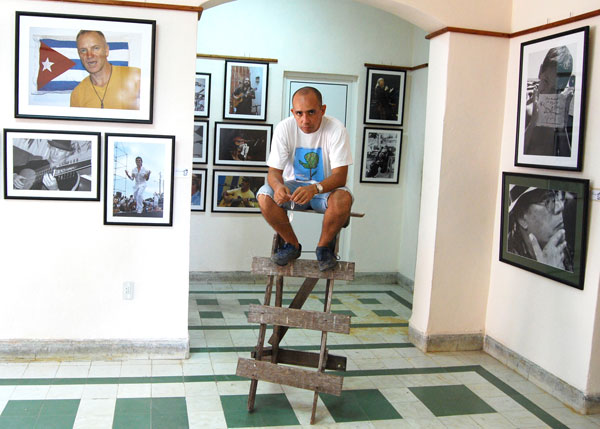 El fotográfo Iván Soca en la galería de La Jiribilla