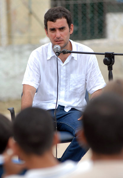 Leinier durante una entrevista en La Noche de los Libros