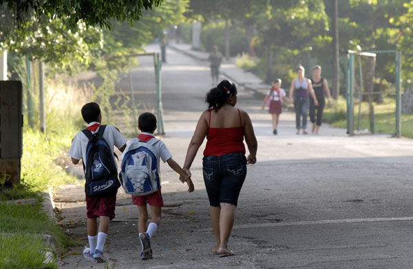 Rumbo a la escuela en el día inicial del curso escolar