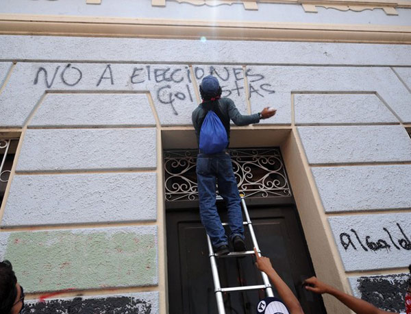 Manifestante contra el golpe de Estado en Honduras