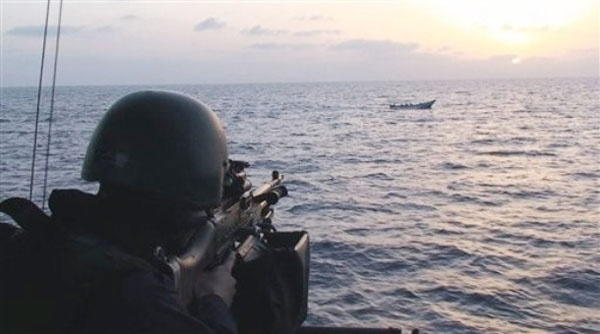 Fuerzas navales estadounidenses y de la Unión Europea invaden costas de Somalia