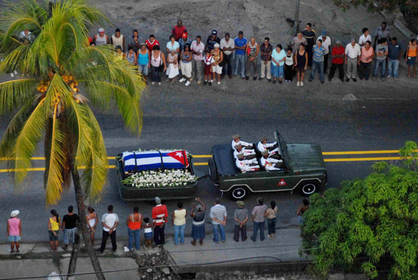 Los restos del Comandante Juan Almeida recorren Santiago de Cuba