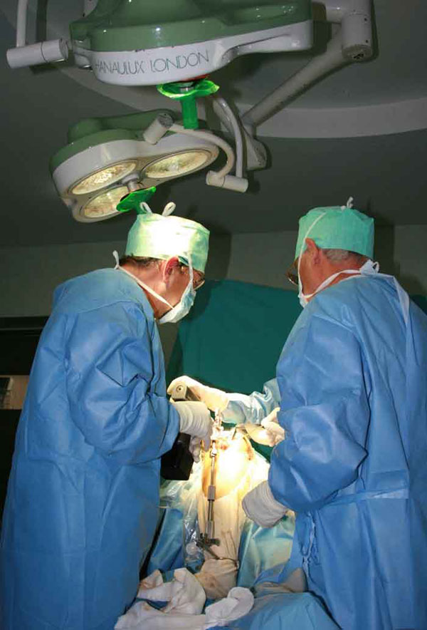 Especialistas cubanos implementan nueva técnica en la cirugía de rodilla