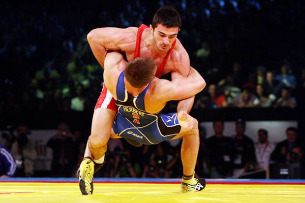 Uzbeco Zaurbek Sokhiev, campeón de los 84 kilogramos en Mundial de Lucha