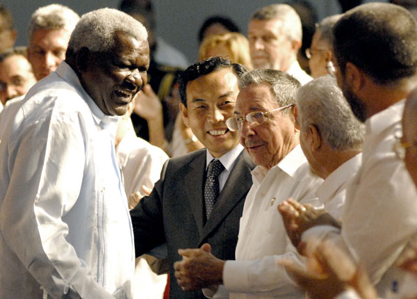 El embajador chino en Cuba, Zhao Rongxian celebra el 60 aniversario de la nueva China, junto a Raúl Castro