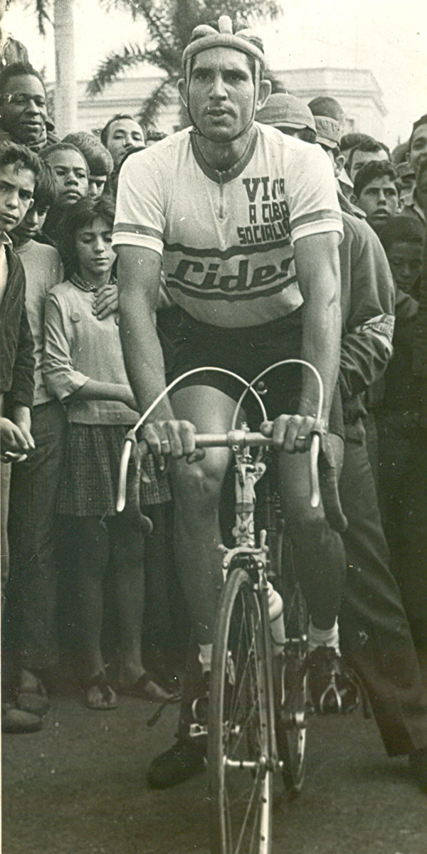 Rinden homenaje al ex ciclista cubano «Pipián» Martínez