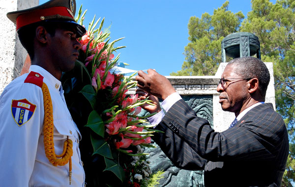 Primer Ministro de Lesotho honra en La Habana a internacionalistas caídos