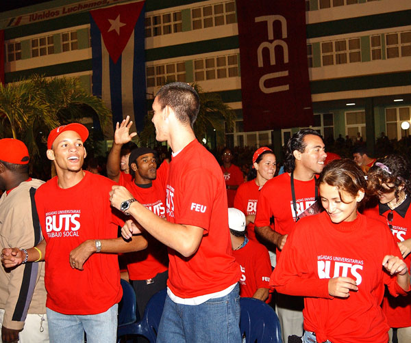 Estudiantes universitarios participantes en la Revolución Energética