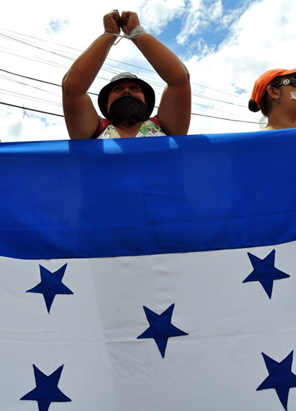 Protestan manifestantes antigolpistas ante la embajada de Brasil