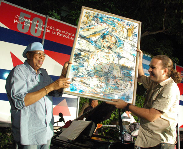 Chucho Valdés recibiendo un reconocimiento de los jóvenes artistas cubanos