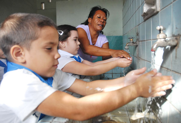 Centros escolares cubanos extreman las medidas higiénicas