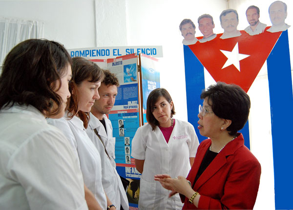 La doctora Margaret Chan visitó la Escuela Latinoamericana de Medicina