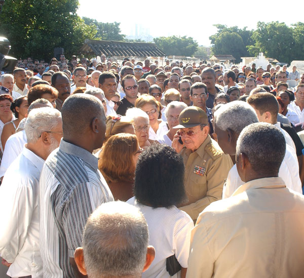 Raúl conversa con Adriana, esposa de Gerardo González