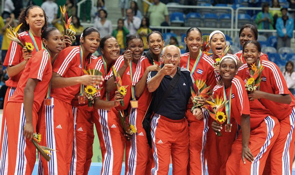 Perdomo celebra el oro junto al equipo ganador en los Panamericanos de Río de Janeiro 2007