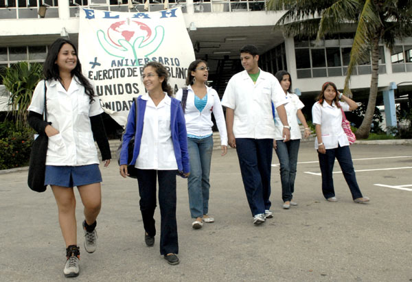 Estudiantes de la Escuela Latinoamericana de Medicina