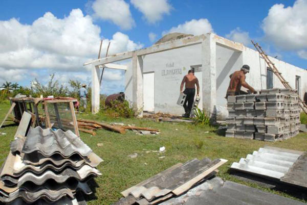 Reparación de escuelas afectadas por los huracanes en Pinar del Río