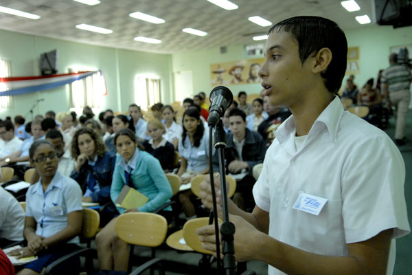 Debaten estudiantes de la enseñanza media FEEM