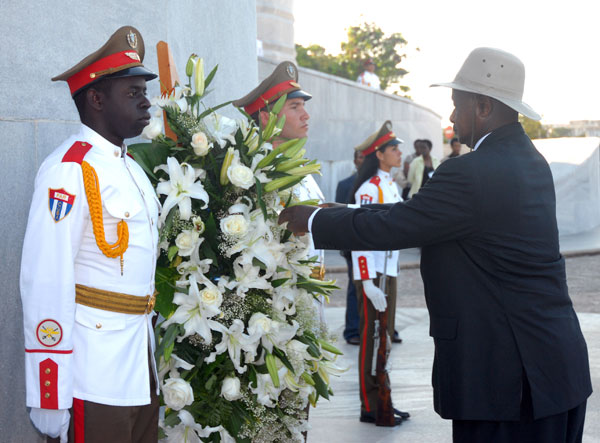 Presidente de Uganda rinde tributo a Jose Martí