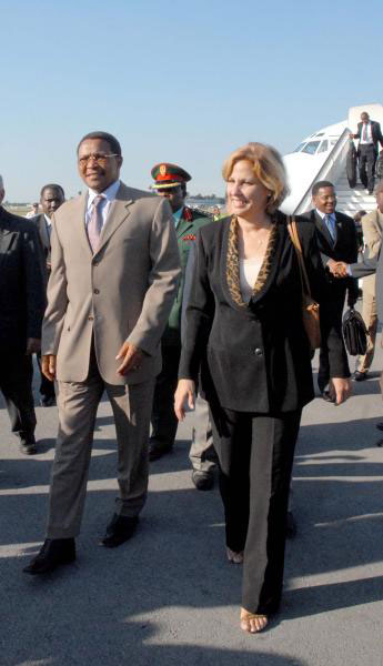 Llega a Cuba Presidente de Tanzania